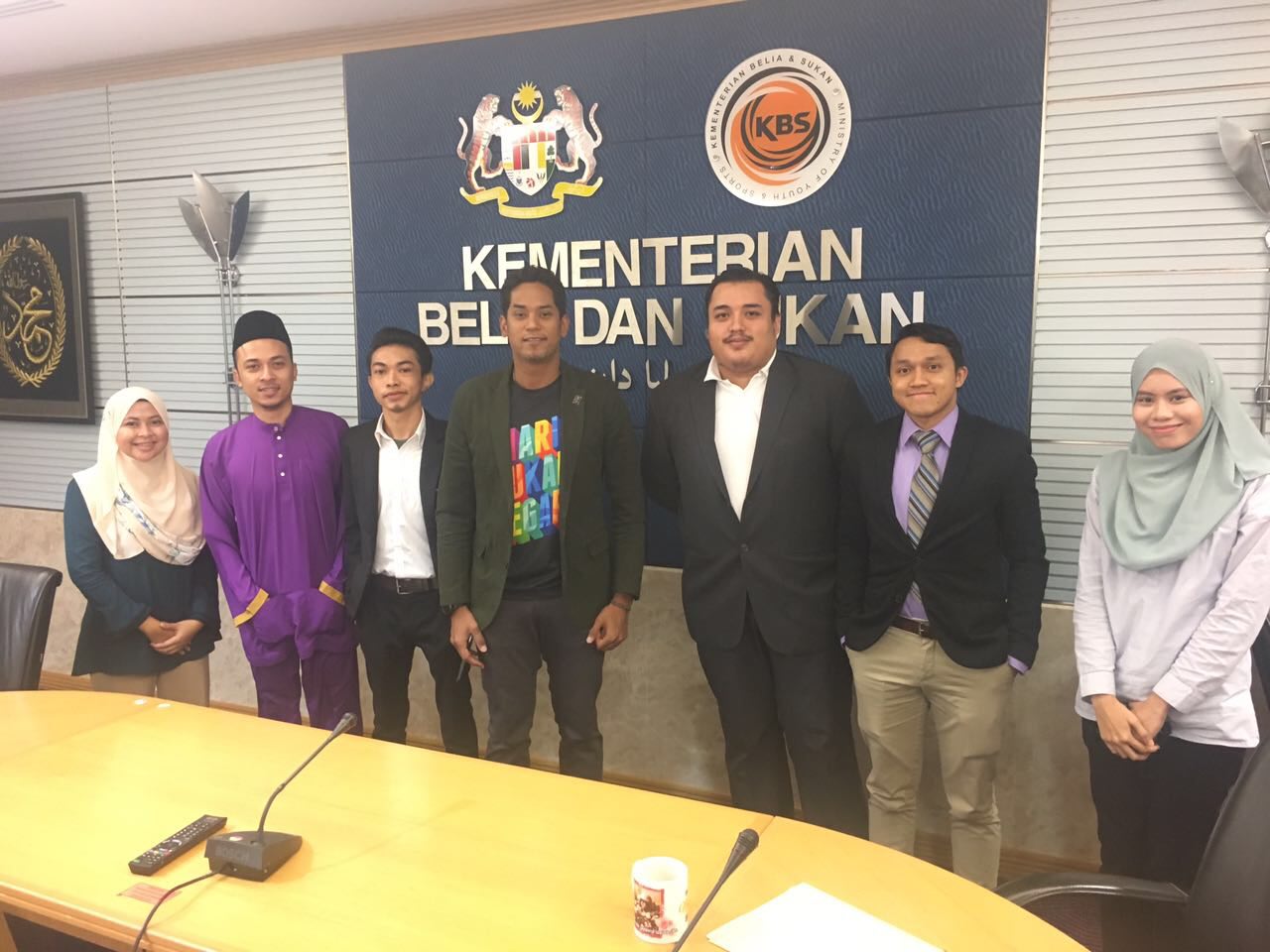 Presenting YEN to YB Khairy Jamaluddin and the KBS Team